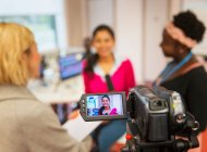 Videocamera che filma gli studenti di giornalismo universitario femminile in classe — Foto stock