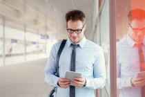 Geschäftsmann nutzt digitales Tablet im Bahnhof — Stockfoto
