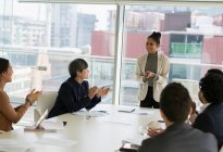 Businesswoman leader riunione sala conferenze — Foto stock