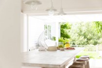 Home showcase kitchen open to summer patio — Stock Photo