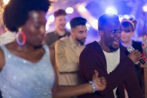 Amigos assinando karaoke e dançando na festa — Fotografia de Stock