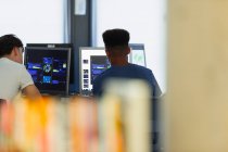 Estudiantes de secundaria usando computadoras en el laboratorio de computación - foto de stock