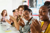 Studenti delle scuole superiori applaudono in classe dibattito — Foto stock