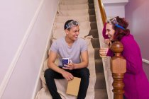 Щаслива пара приймає кавову перерву від декорування на сходах — стокове фото