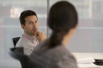 Внимательный бизнесмен слушает коллегу на встрече — стоковое фото