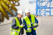 Hafenarbeiter mit Walkie-Talkie und Klemmbrett-Treffen in der Werft — Stockfoto