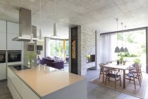 Современная открытая кухня и столовая с кирпичным камином — стоковое фото