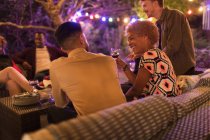 Freunde trinken und reden auf Gartenparty — Stockfoto