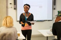 Weiblich community college lehrer leading lektion im klassenzimmer — Stockfoto