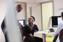 Instrutor universitário comunitário e estudante conversando em sala de aula de laboratório de informática — Fotografia de Stock