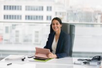 Ritratto donna d'affari fiduciosa con tablet digitale in ufficio — Foto stock