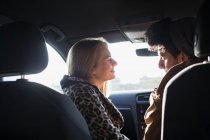 Jeune couple parlant en voiture — Photo de stock