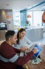 Casal com passaportes planejando férias em tablet digital — Fotografia de Stock