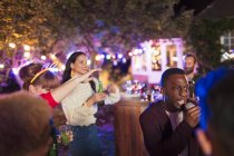 Amigos bebendo e cantando karaoke na festa — Fotografia de Stock