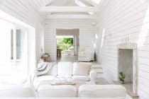 Shiplap madeira branca casa vitrine casa de praia sala de estar — Fotografia de Stock