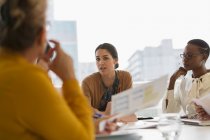 Mulheres de negócios ouvindo em reunião de sala de conferências — Fotografia de Stock