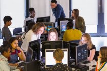 Estudantes do ensino médio e professores usando computadores no laboratório de informática — Fotografia de Stock