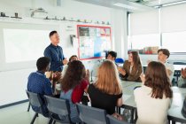 Студенти середньої школи плескають за вчителем на дебатах — стокове фото