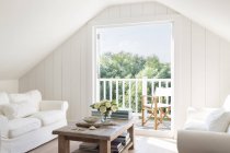A-frame soffitta salotto aperto al patio estivo soleggiato — Foto stock