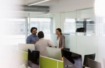 Pessoas de negócios conversando, reunião em plano aberto escritório — Fotografia de Stock
