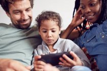 Famiglia giovane utilizzando smart phone — Foto stock