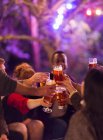 Freunde stoßen auf Party mit Biergläsern an — Stockfoto