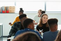 Estudantes do ensino médio conversando em sala de aula — Fotografia de Stock