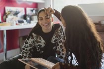 Друзья-подростки наносят макияж в спальне — стоковое фото