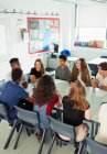 Gymnasiasten unterhalten sich im Debattenunterricht im Klassenzimmer — Stockfoto