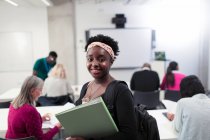 Retrato confiante jovem estudante universitário comunidade feminina em sala de aula — Fotografia de Stock