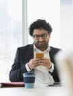 Geschäftsmann mit Smartphone — Stockfoto