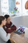 Батьки відеоконференції з дочками на цифровому планшеті — стокове фото