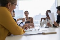 Gli uomini d'affari pianificano una riunione in sala conferenze — Foto stock
