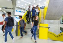 Studenti delle medie che scendono le scale — Foto stock