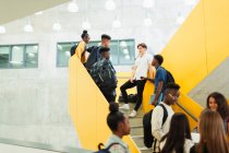 Alunos do liceu a andar pelas escadas — Fotografia de Stock
