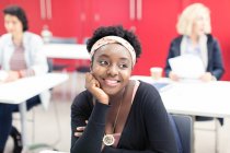 Sorrindo, confiante jovem estudante universitário comunidade feminina em sala de aula — Fotografia de Stock