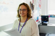 Retrato confiante professor feminino na tela de projeção em sala de aula — Fotografia de Stock