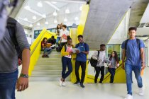Estudiantes de secundaria pasando el rato en las escaleras - foto de stock