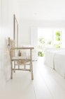 Einfacher Holzsessel im Schlafzimmer eines weißen Strandhauses — Stockfoto