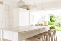Semplice bianco e legno casa vetrina cucina — Foto stock