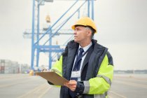 Hafenmanager mit Klemmbrett in der Werft — Stockfoto