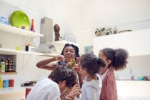 Junge Familie spielt mit Spielzeugdinosauriern — Stockfoto