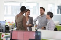 Pessoas de negócios sorridentes falando, reunindo-se no escritório — Fotografia de Stock