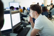 Focalizzato studente ragazzo delle medie utilizzando il computer in laboratorio informatico — Foto stock