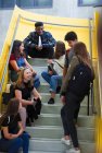 Estudiantes de secundaria pasando el rato en las escaleras - foto de stock