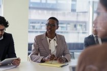 Бізнес-леді слухає в конференц-залі зустрічі — стокове фото