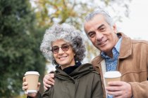 Porträt lächelndes, selbstbewusstes Seniorenpaar beim Kaffeetrinken — Stockfoto