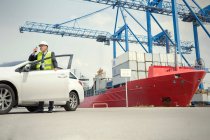 Hafenmanager mit Walkie-Talkie außerhalb Auto auf Werft — Stockfoto