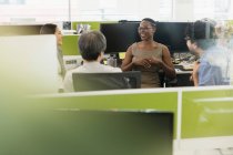 Geschäftsleute reden im Großraumbüro — Stockfoto