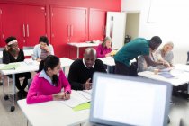 Community College Studenten arbeiten zusammen und lernen im Klassenzimmer — Stockfoto